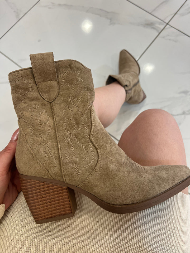 Cassidy Beige Cowboy Boots